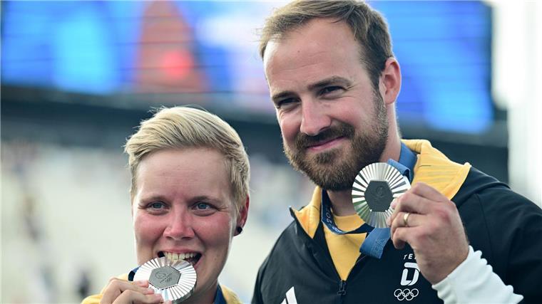 Medaillen-Coup im Bogenschießen: Silber für Kroppen/Unruh Michelle Kroppen und Florian Unruh jubeln über die erste deutsche Olympia-Medaille im Mixed.