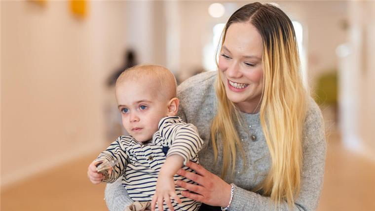Seine Krankheit galt als unheilbar: Jetzt ist der kleine Finn aus Bremerhaven wieder gesund Eine Frau trägt ein Kind auf dem Arm. Bei dem zweijährigen Finn aus Bremerhaven wurde ein seltener Immundefekt diagnostiziert. Jetzt ist er wieder gesund.
