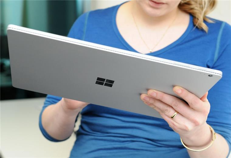 Microsofts Surface Book soll Apple Konkurenz machen Microsoft im Apple-Look. Mit dem Surface Book will der Internet-Riese neue Kunden gewinnen.