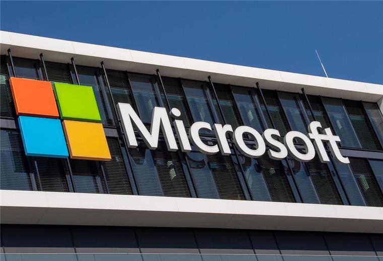 Microsoft baut Angebot mit KI weiter aus Das Microsoft-Logo an der Fassade eines Bürogebäudes in der Parkstadt Schwabing im Norden der bayerische Landeshauptstadt.