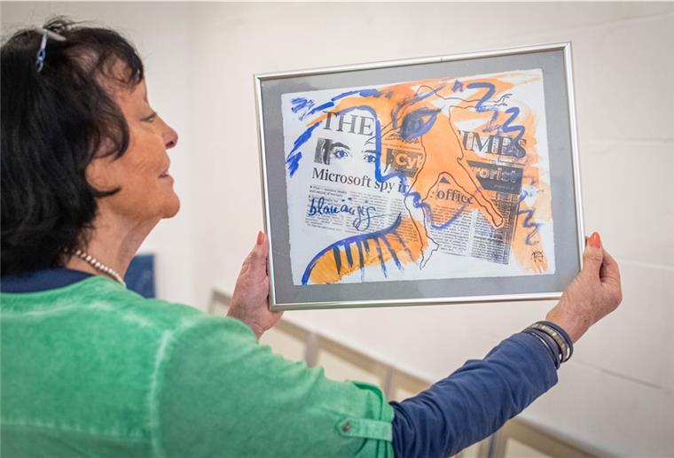 Karin Friedrichs stellt in der Galerie 78 aus „Microsoft spioniert im Büro“: Diese Zeitungsschlagzeile leuchtet in der Collage der Bremer Künstlerin Karin Friedrichs durch ein blauäugiges Gesicht – als kritische Anfrage an die moderne Technikgläubigkeit.