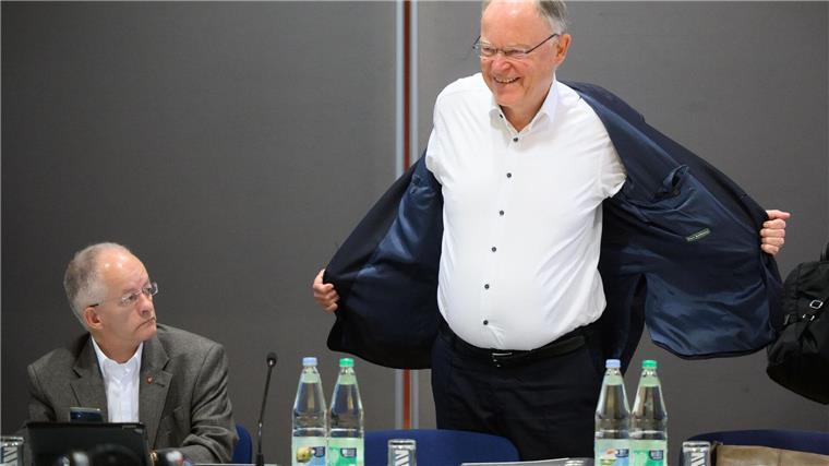 CDU lässt Staatskanzlei-Chef im Gehaltsstreit vereidigen Mielke (l) ist seit 2013 Chef der Staatskanzlei – seit Beginn der Amtszeit von Ministerpräsident Weil. (Archivbild)