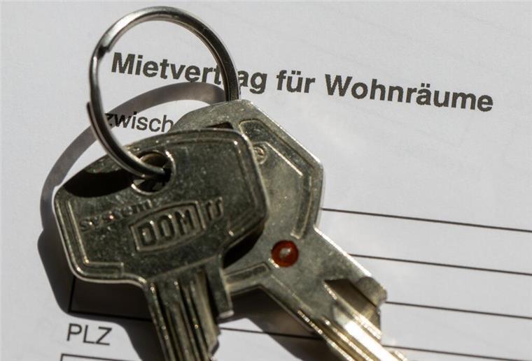 Nebenkosten: Mieter müssen nicht alles bezahlen Ein Wohnungsschlüssel liegt auf einem Mietvertrag für eine Wohnung.