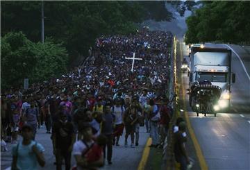 Migranten, viele aus Mittelamerika und Venezuela, gehen der Huehuetan-Autobahn im mexikanischen Bundesstaat Chiapas entlang.Weltweit sind mittlerweile rund 100 Millionen Menschen auf der Flucht.