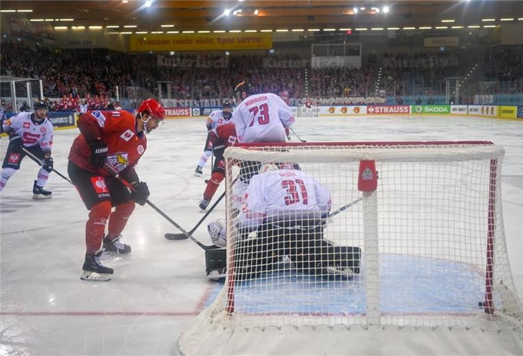 Der Traum der Pinguins vom Achtelfinale platzt Miha Verlic (links) scheiterte in der zweiten Minute am Pfosten.