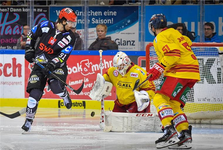 Pinguins: Hier werden Tickets für das Düsseldorf-Spiel verlost Miha Verlic (links) will den Düsseldorfern am Sonntag gerne ein Tor „einschenken“.