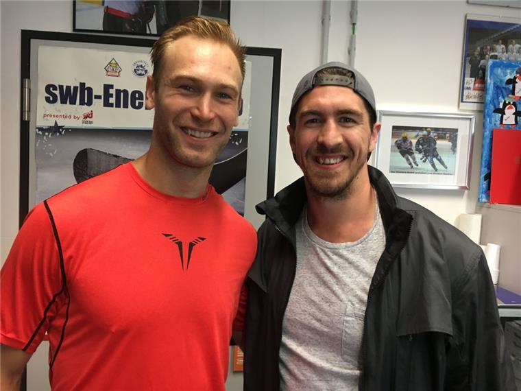 Mike Hoeffel (links) von den Fischtown Pinguins mit NHL-Star Ryan McDonagh bei dessen Besuch in der Bremerhavener Eisarena.