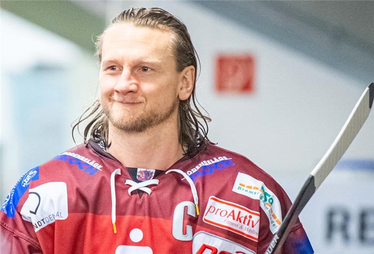 Mike Moore bleibt ein Pinguin Mike Moore bleibt bei den Fischtown Pinguins an Bord.