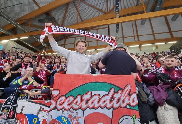 Wählt jetzt das coolste Fan-Selfie mit Ex-Fischtown Pinguin Mike Moore Mike Moore in der Fankurve der Fischtown Pinguins.