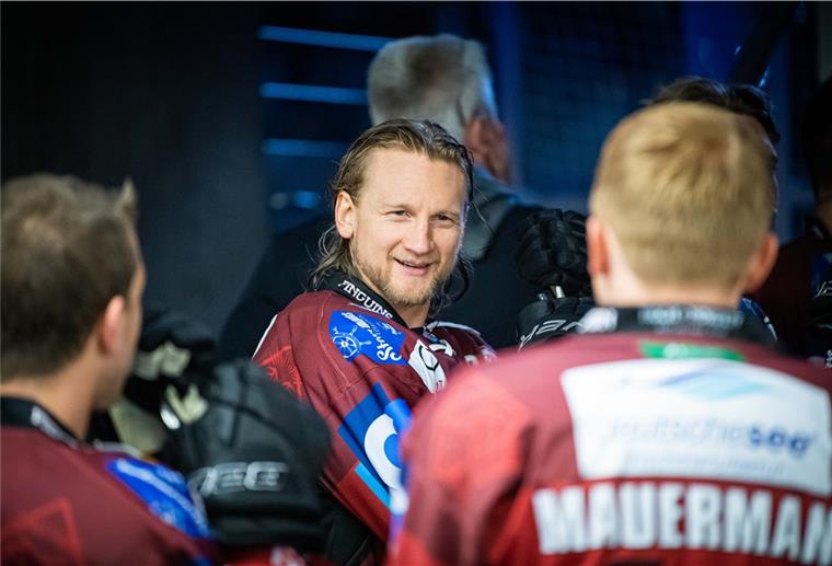 Pinguins-Kapitän Moore beweist, dass er ein Anführer ist Mike Moore geht auf dem Eis und in der Kabine bei den Fischtown Pinguins voran.
