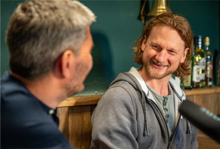 Pinguins-Kapitän Moore tauscht den Schläger gegen Mathebücher Mike Moore, Kapitän der Fischtown Pinguins, beim Abschieds-Interview.