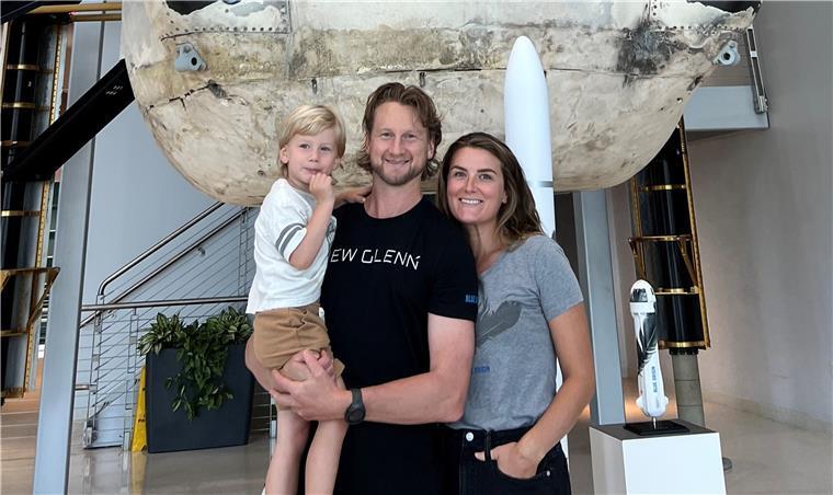 Ex-Pinguins-Kapitän Mike Moore baut jetzt Weltraumraketen Mike Moore und Familie stehen vor einer Rakete.