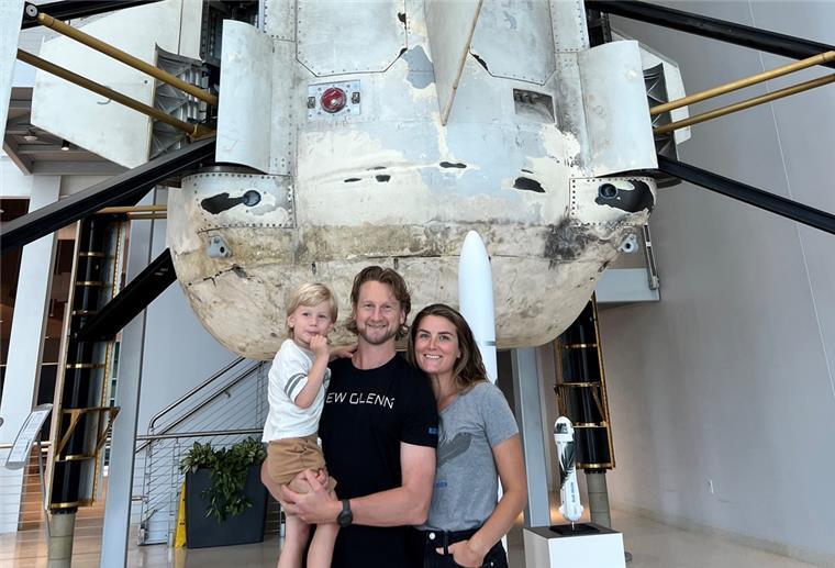 Ex-Pinguins-Kapitän Moore baut jetzt Weltraumraketen Mike Moore und Familie stehen vor einer Rakete.