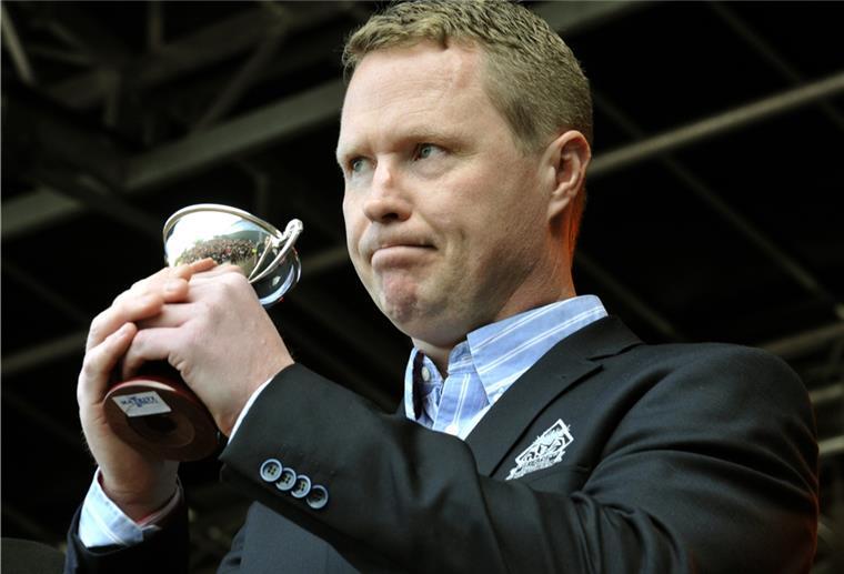 Grizzlys-Trainer Stewart: Das wird harte Arbeit Mike Stewart hält einen Pokal