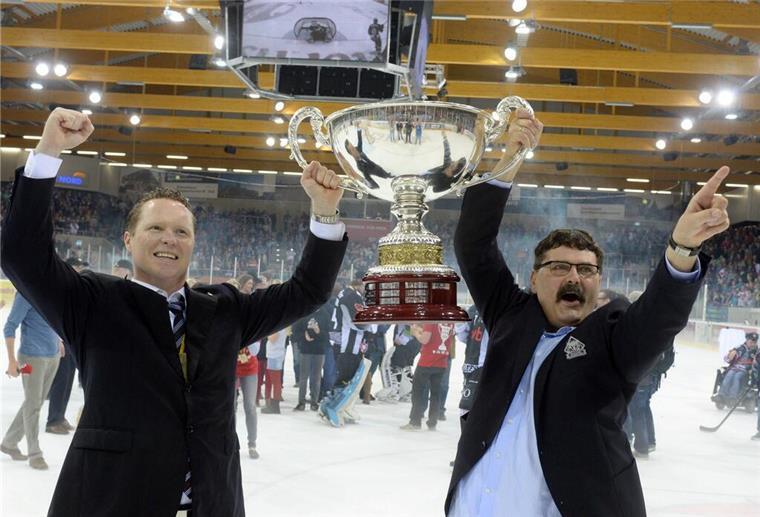 Interview: Alfred Prey - „Ich würde lieber meinen 50. Geburtstag feiern“ Mike Stewart und Alfred Prey mit dem DEL2-Meisterpokal