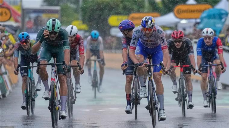 Sprinter Bauhaus entgeht Sturz-Chaos - Milan gewinnt Milan landete nur knapp vor Jordi Meeus.