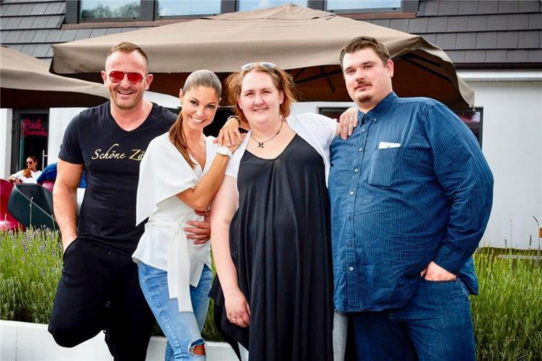 So hat sich das Leben dieser Familien durch RTL II verändert Milan (v. l.) und Emanuela Michalides aus Stuhr sowie Patrick und Natalie Stoll aus Bremerhaven lernten sich während der Dreharbeiten für eine Sozialreportage für RTL II kennen.