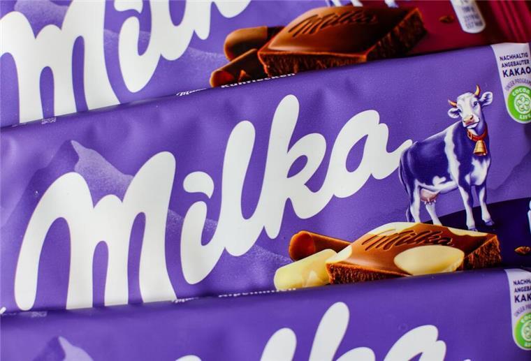 Milka trickst beim Preis für Schokotafeln: Kunden sind stinksauer Drei Tafeln Milka-Schokolade liegen auf einem Tisch. Für Milka-Schokolade müssen Kunden vielerorts tiefer in die Tasche greifen als noch vor Kurzem.