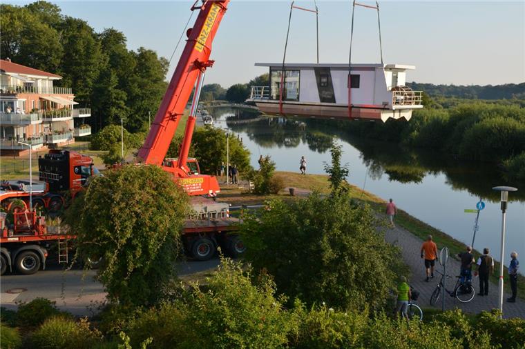 In Bad Bederkesa schwebt das erste Hausboot durch die Luft Millimeter für Millimeter wird das erste Hausboot für die "Marina am See" in Bad Bederkesa auf den Hadelner Kanal heruntergelassen.