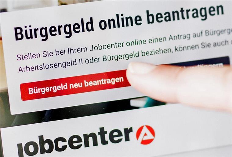 Millionen Bürgergeld-Empfänger betroffen! Diese neue Jobcenter-Regel gilt ab sofort Eine Frau tippt auf einem Tablet auf einen Link zum Beantragen des Bürgergeldes im Kundenbereich im Jobcenter Berlin Mitte.