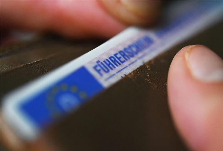 Ein Führerschein ragt aus deiner Geldbörse. Viele Autofahrer müssen ihre Führerscheine tauschen - dazu gibt es eine Frist.