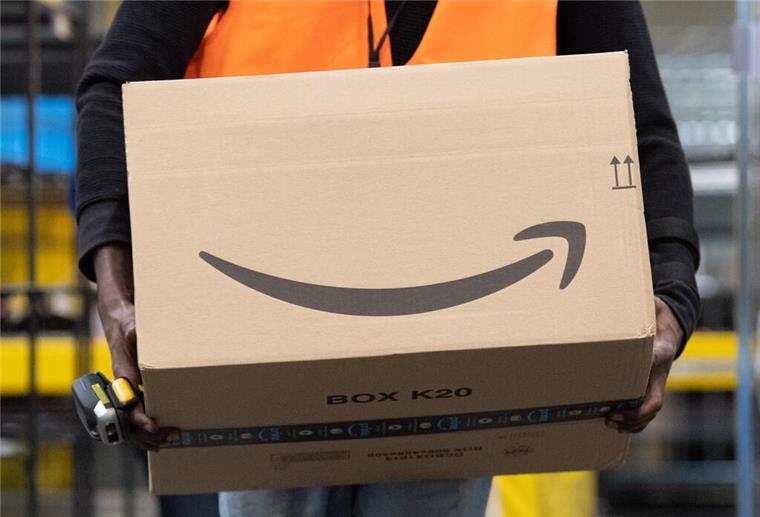 Kontosperrung und Datenklau: Millionen Amazon-Kunden droht Gefahr Ein Sortiermitarbeiter von Amazon trägt in einem Verzeilzentrum ein Paket. Millionen Kunden von Amazon müssen aktuell vorsichtig sein: Sie stehen im Fokus von Betrügern, die sensible Daten klauen wollen.