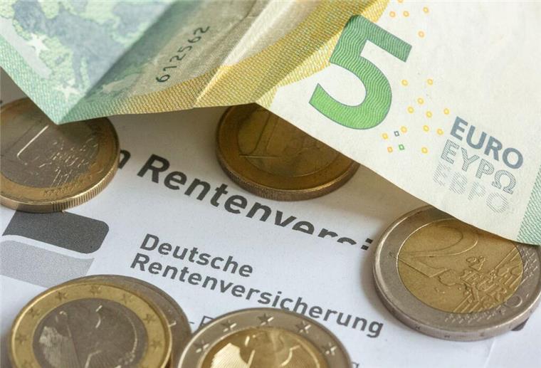 Start der Mütterrente III unklar – was Rentner jetzt trotzdem erwarten können Münzen und eine Banknote liegen auf einer Renteninformation der Deutschen Rentenversicherung.