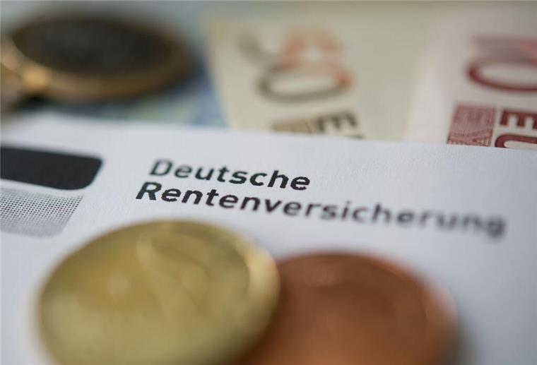 Renten-Schock 2025: Deutsche Senioren verlieren Einkommen Geldscheine und Geldmünzen liegen auf einem Brief der Deutschen Rentenversicherung. Millionen Rentner haben aktuell große Sorgen. Ab Dezember 2025 treten Änderungen bei der Rente in Kraft, die dramatische Auswirkungen haben können.