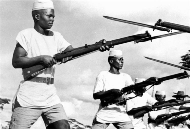 Millionen Soldaten aus Afrika, Asien und Ozeanien leisteten während des Zweiten Weltkriegs freiwillig oder zwangsrekrutiert Militär- und Arbeitsdienste für die kriegführenden Kolonialmächte. Das Foto zeigt das Bajonett-Training britischer Kolonialsoldaten.