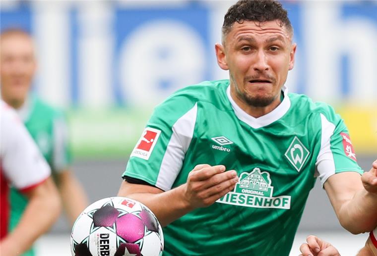 Veljkovic verletzt: Jetzt wird es in der Werder-Abwehr dünn Fußball: Bundesliga, SC Freiburg - Werder Bremen, 4. Spieltag, Schwarzwald-Stadion. Bremens Milos Veljkovic (l) in Aktion