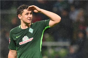 Milos Veljkovic sieht wohl einer rosigen Zukunft bei Werder Bremen entgegen. Jetzt hat der Serbe seinen Vertrag verlängert.