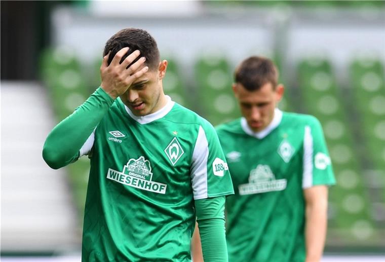Milot Rashica kann es nicht fassen. Nach 41 Jahren ist der Stürmer mit Werder Bremen in die zweite Liga abgestiegen.