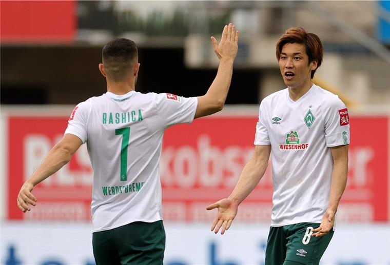 Auf geht‘s: Werder Bremen ist gegen Heidenheim klarer Favorit Milot Rashica (links) und Yuya Osako wollen in der Relegation mit Werder erfolgreich sein.