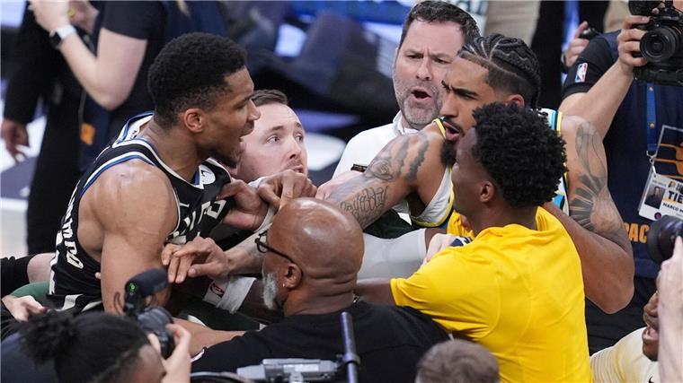 NBA-Star wütet nach Playoff-Aus: „Respektlosigkeit“ Milwaukees Starspieler Giannis Antetokounmpo (l) war nach dem Playoff-Aus bei den Indiana Pacers kaum zu bändigen.