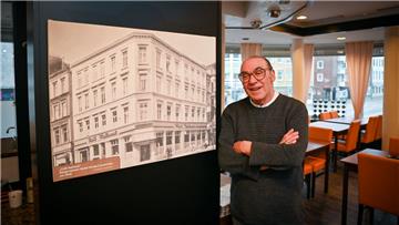 "Mimmo" Cascione zeigt eine historische Aufnahme vom Café National.
