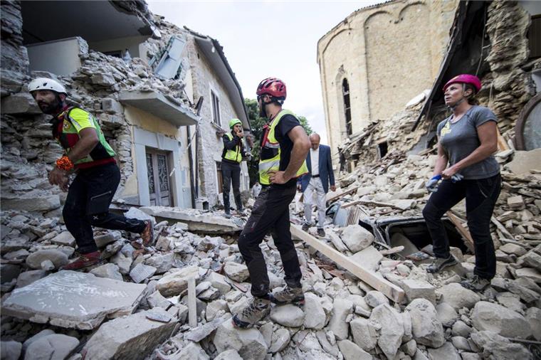 Immer mehr Opfer nach Erdbeben in Italien: Mindestens 120 Tote Mindestens 120 Menschen sind bei einem schweren Erdbeben in Zentralitalien ums Leben gekommen.