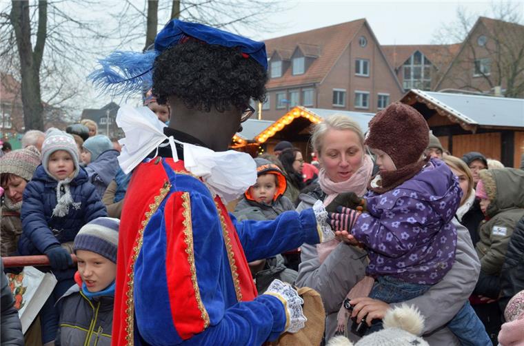 Tarmstedt, Sittensen, Zeven: Weihnachtsmärkte wecken Festlaune Mindestens so beliebt wie der Sinterklaas sind seine Begleiter, die Zwarte Pieten. Die verteilen in Zeven jedes Jahr Süßigkeiten an Kinder.