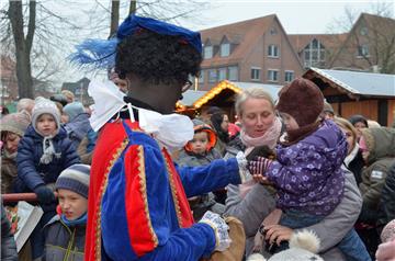 Mindestens so beliebt wie der Sinterklaas sind seine Begleiter, die Zwarte Pieten. Die verteilen in Zeven jedes Jahr Süßigkeiten an Kinder.