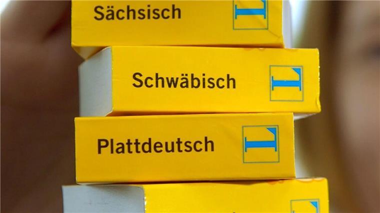 „Brägenplietschmaschin“ KI gewinnt Plattdeutschwettbewerb Miniaturausgaben Wörterbuch-Verlags Langenscheidt mit verschiedenen deutschen Dialekten (Hessisch, Plattdeutsch, Sächsisch, Schwäbisch, Berlinerisch und Bairisch).