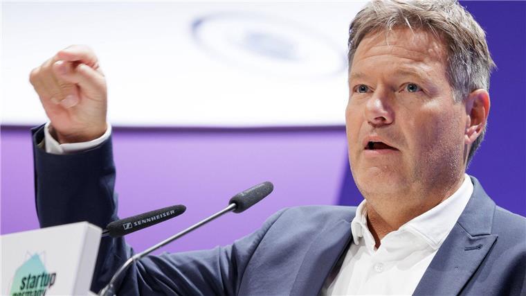 Habeck wieder auf Firmentour - Minister besucht Meyer Werft Minister Habeck macht sich wieder auf den Weg, um Unternehmen genauer kennenzulernen. (Archivbild)