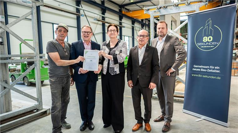 Geywitz besucht Fabrik für „klimapositiven Beton“ in Soltau Minister Klara Geywitz informiert sich in Soltau über die Vorteile der Fertigbau-Methode.