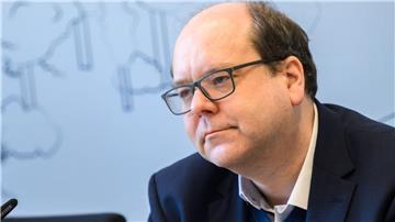 Minister Meyer meint: Auf Verpackungen soll auch deutlicher darauf hingewiesen werden, dass Feuchttücher nicht in die Toilette gehören.