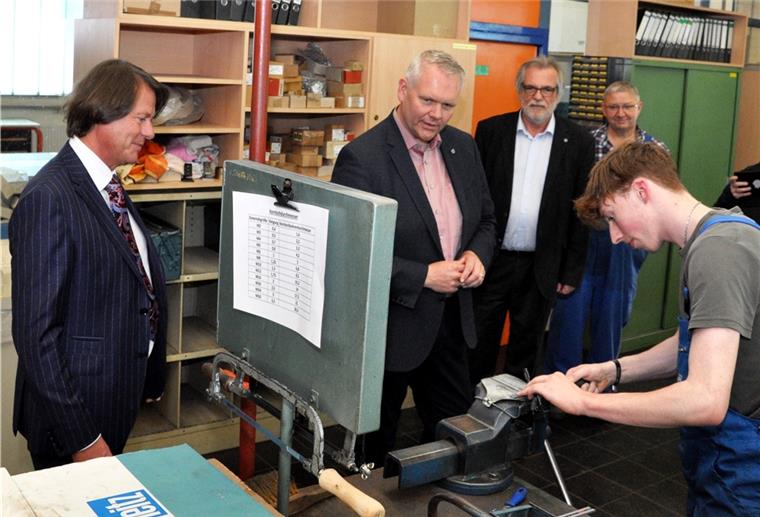 Bleihütte: Bis zum 31. Juli muss ein Käufer her Ministerbesuch in der Lehrwerkstatt: Niedersachsens Wissenschaftsminister Björn Thümler (2. von links) besuchte am Freitag Weser-Metall.