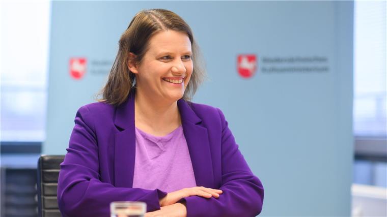 Ministerin Julia Willie Hamburg macht klar: Die neuen Schul-Tablets sind ein Angebot, kein Zwang. (Archivbild)