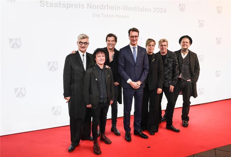 Die Toten Hosen mit NRW-Staatspreis geehrt Ministerpräsident Hendrik Wüst (CDU) und Regisseur Wim Wenders lobten das Engagement der Band.