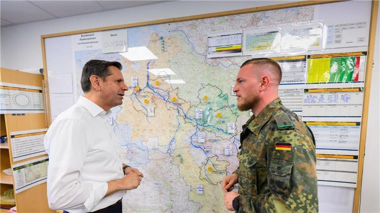 Landeskommando: Szenario eines Kriegs ist „real“ Ministerpräsident Lies informiert sich beim Landeskommando über die Arbeit der Bundeswehr.