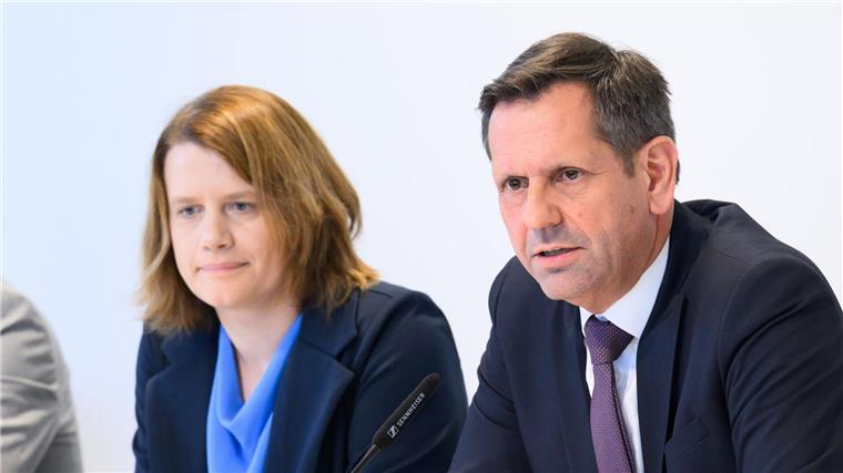 Schüler-Tablets und mehr: Das plant Rot-Grün für 2026 Ministerpräsident Lies (r) setzt für seine Investitionsoffensive auch auf neue Schulden.