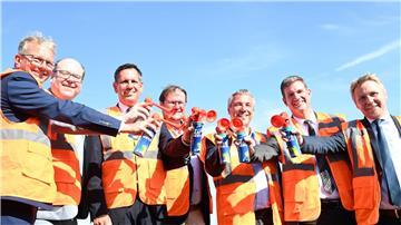 Ministerpräsident Lies, Umweltminister Meyer und weitere Gäste geben gemeinsam das Startsignal für den Bau des neuen Großschiffsliegeplatzes in Emden.