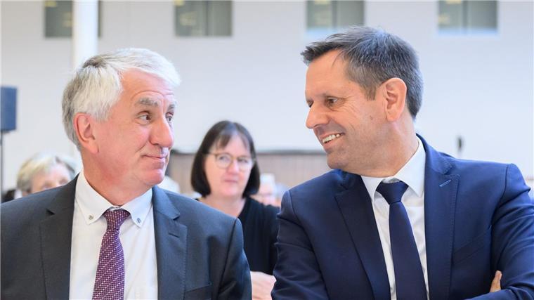 Landkreise pochen auf mehr Geld vom Land Ministerpräsident Olaf Lies (rechts), hier mit dem scheidenden NLT-Hauptgeschäftsführer Hubert Meyer, betonte die Bedeutung der Kommunen.