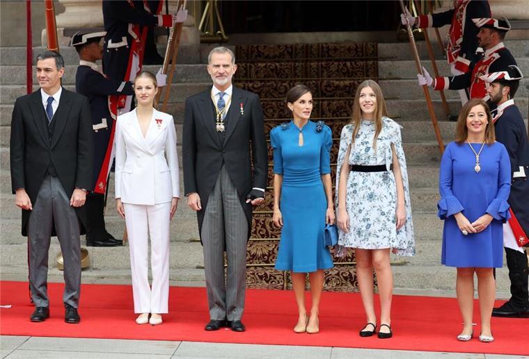 Spanische Kronprinzessin Leonor wird 18 Ministerpräsident Pedro Sanchez (l-r), Prinzessin Leonor, König Felipe, Königin Letizia, Infantin Sofia und Francina Armengol, Präsidentin des Abgeordnetenhauses.